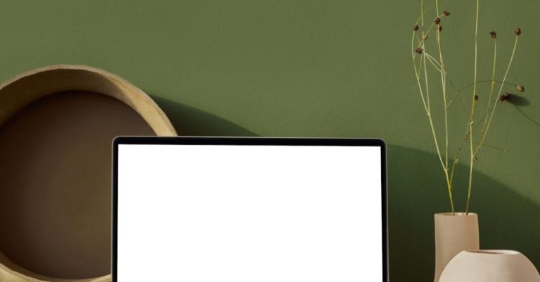 Professionalism Freelance - Laptop with blank screen placed on table